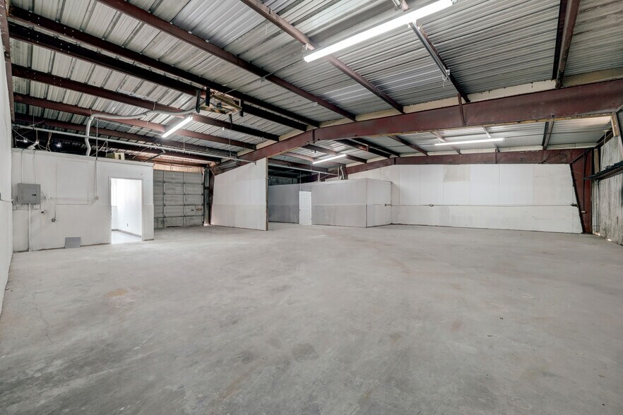 More Photos Of 10207 Market St, Houston Warehouse For Lease