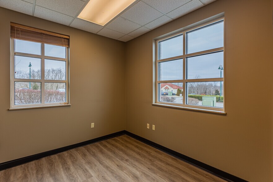 More Photos Of 120 Center Pointe Dr, Clarksville Office For Lease