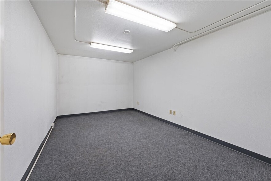 More Photos Of 980 Deere St, Fairbanks Warehouse For Sale