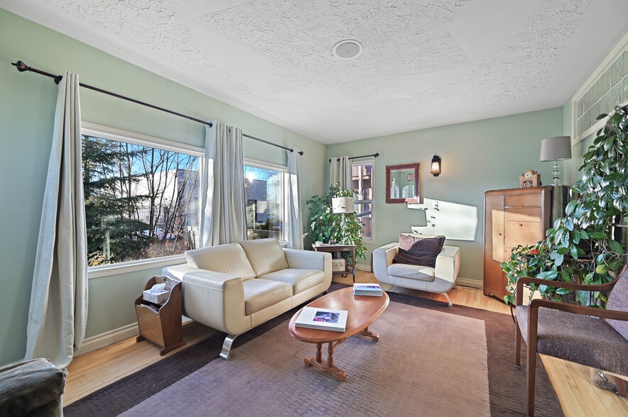 More Photos Of 132 17 Avenue NW, Calgary Office For Sale