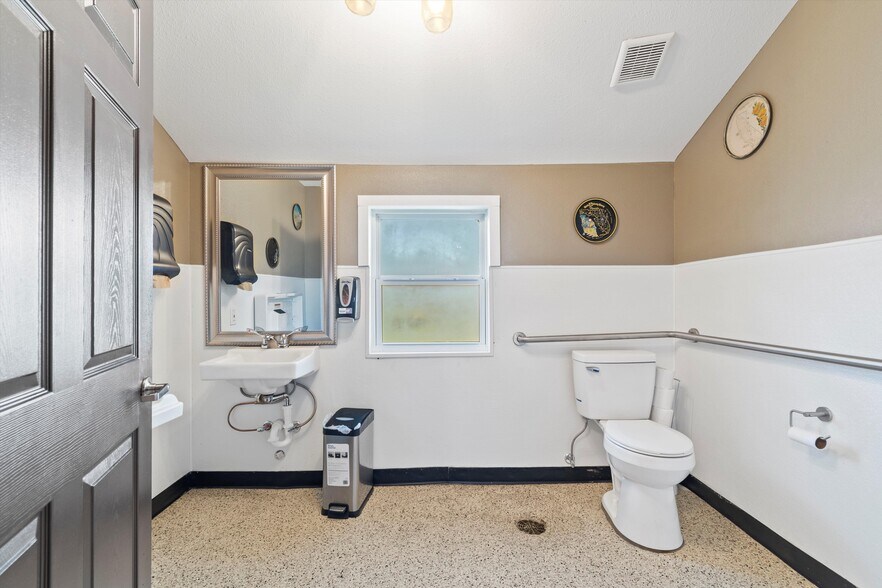 More Photos Of 110 W Bailey St, Ponder Restaurant For Sale