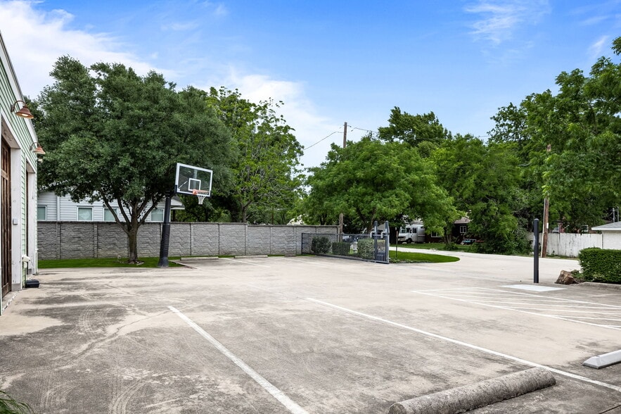 More Photos Of 1515 E Belt Line Rd, Carrollton Office Residential For Sale