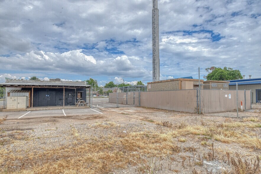 More Photos Of 1404 W Lindsey St, Norman Freestanding For Lease