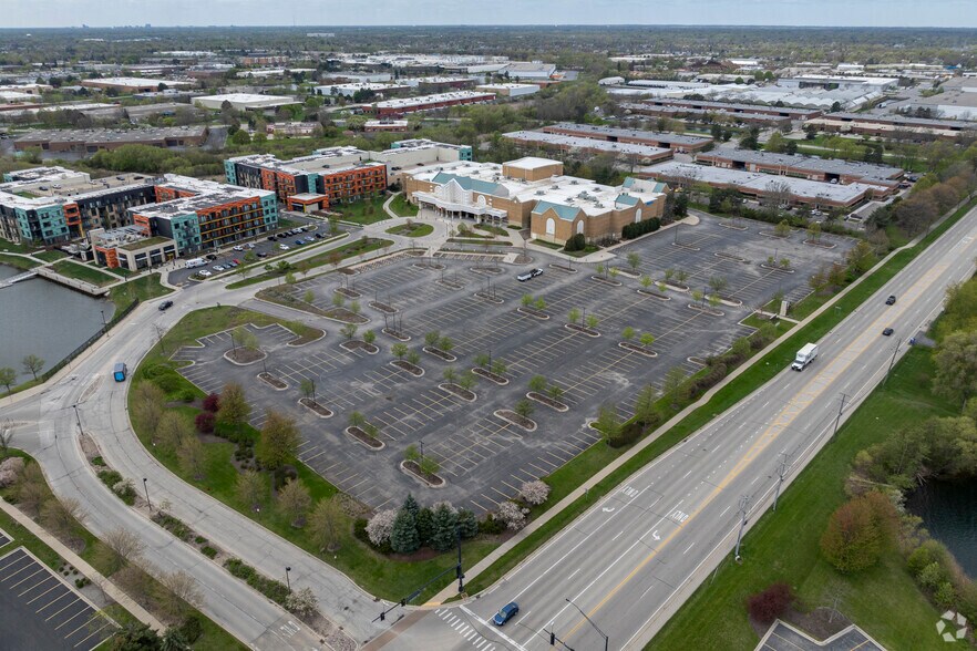More Photos Of 300 Parkway Dr, Lincolnshire Movie Theatre For Lease