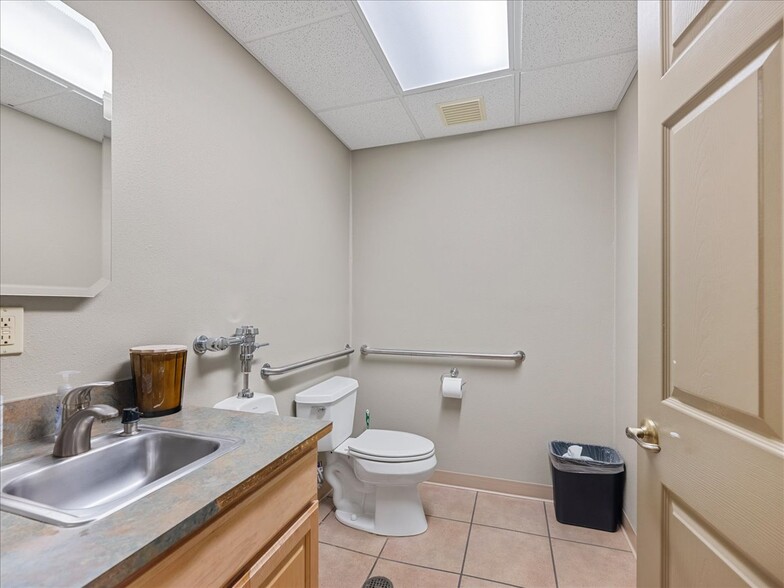 More Photos Of 2545 Aerial Way SE, Salem Warehouse For Sale