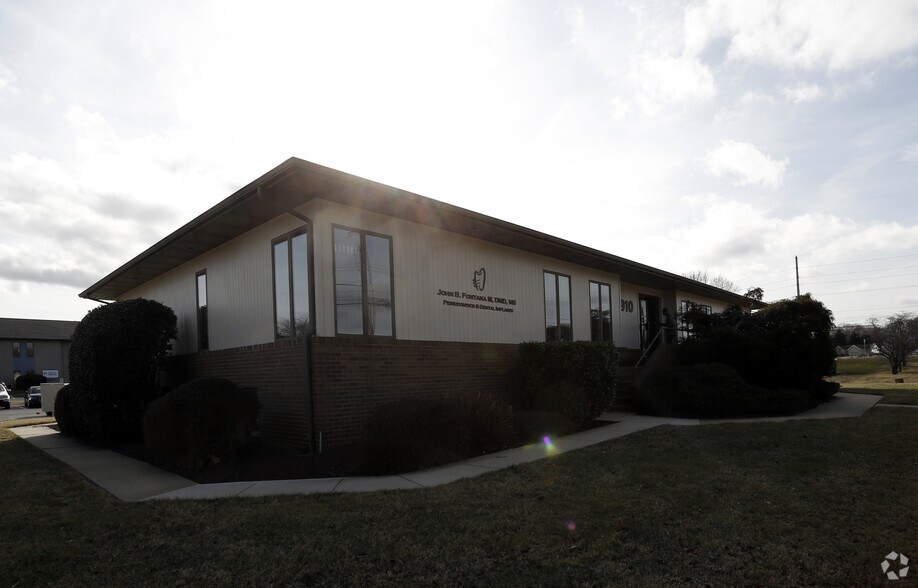 More Photos Of 910 Walker Rd, Dover Office For Lease