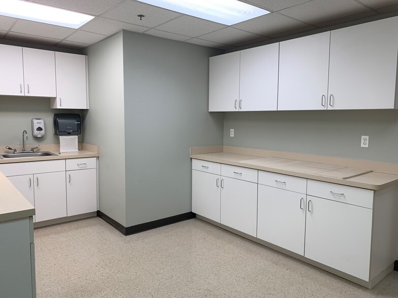 More Photos Of 725 W Fabyan Pky, Batavia Medical For Lease