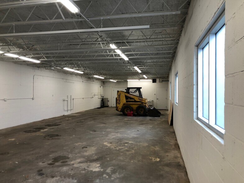 More Photos Of 5213 W Broadway Ave, Minneapolis Auto Dealership For Lease