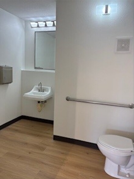 More Photos Of 11216 Johnson Dr, Shawnee Storefront Retail Office For Lease