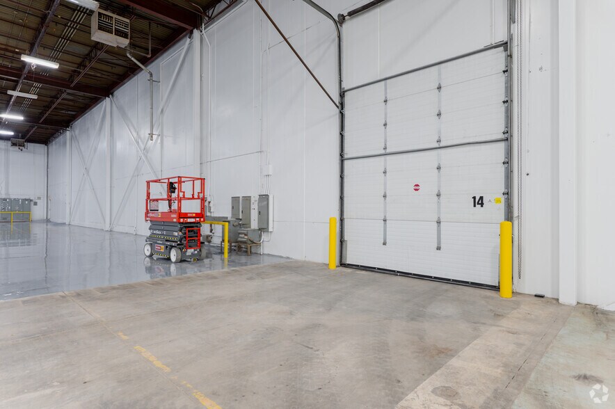 More Photos Of 2351 Upper Middle Rd E, Oakville Warehouse For Lease