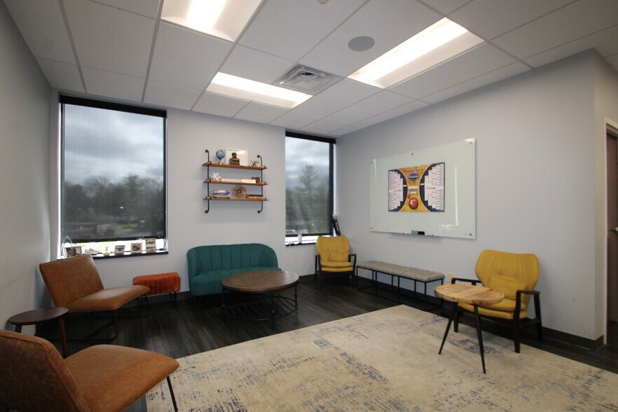More Photos Of 9911 Shelbyville Rd, Louisville Office For Sale