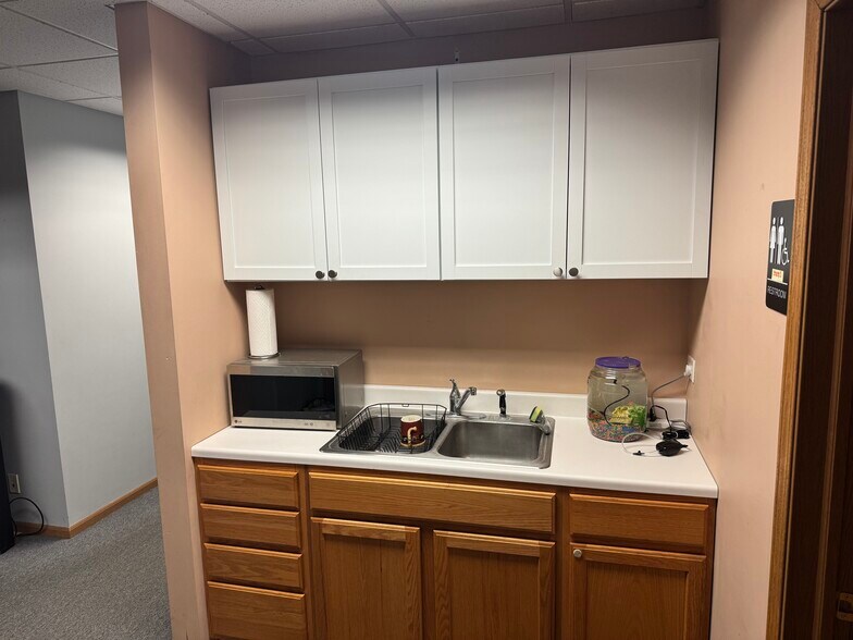 More Photos Of 780 Ridgeview Dr, Mchenry Flex For Sale