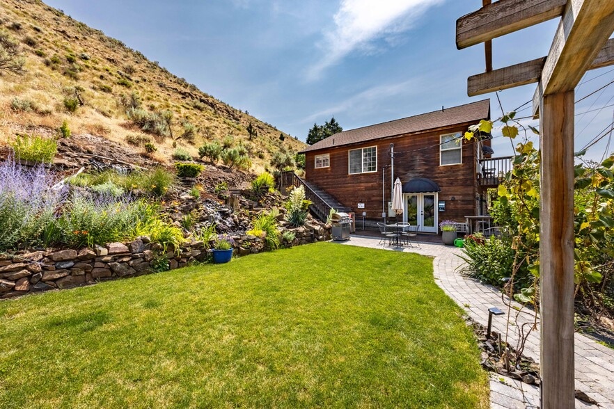 More Photos Of 210 Hartman Ave, Maupin Hotel For Sale