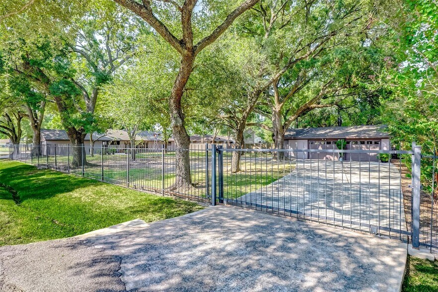 More Photos Of 9218 Hammerly Blvd, Houston Specialty For Lease