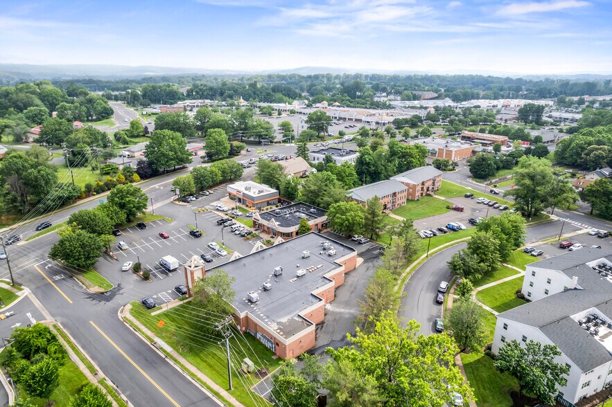 More Photos Of 322-323 W Lee Hwy, Warrenton Freestanding For Lease