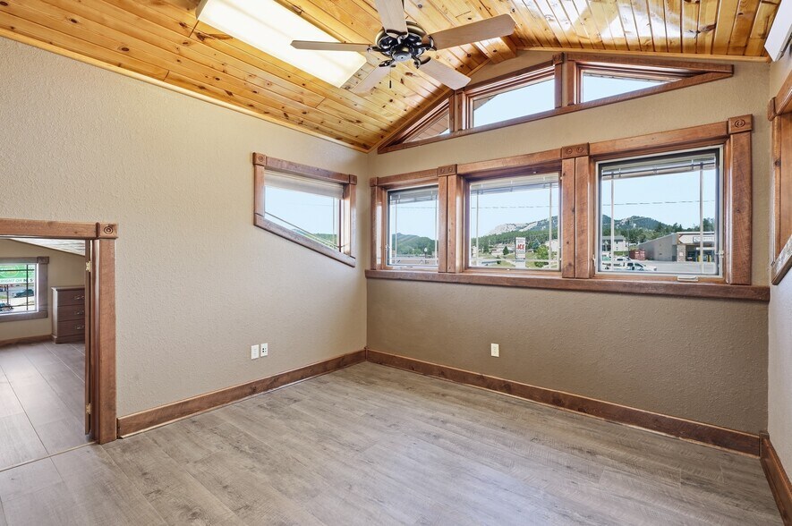 More Photos Of 1100 Mount Rushmore Rd, Custer Flex For Sale