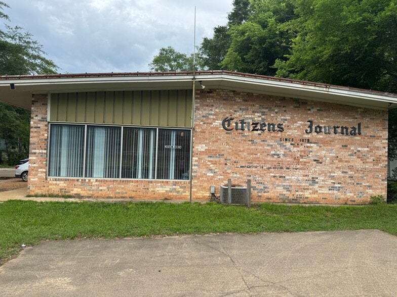 More Photos Of 306 W Main St, Atlanta Freestanding For Sale