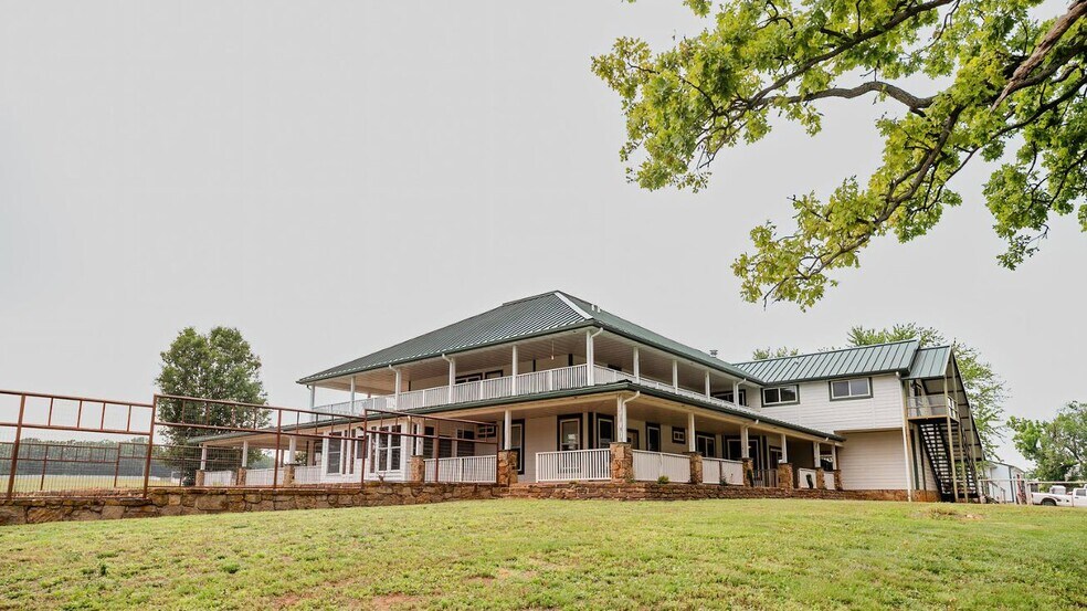 More Photos Of 352 MO-245, Dadeville Horse Stables For Sale