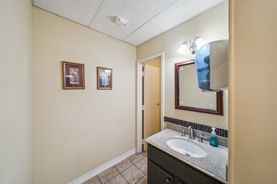 More Photos Of 8118 E 44th St, Tulsa Warehouse For Lease