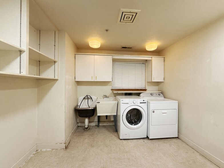 More Photos Of 9350 SE Taylor St, Portland Healthcare For Sale