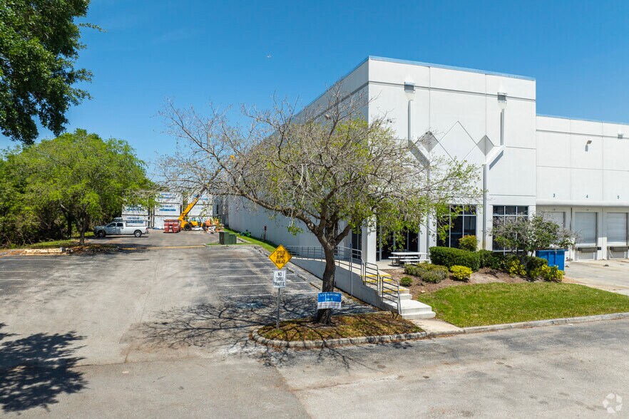 More Photos Of 4720 Oak Fair Blvd, Tampa Distribution For Lease