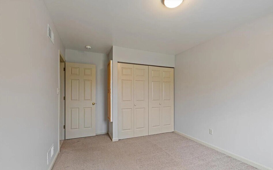 More Photos Of 585 Westbrooke Dr, Elizabethtown Specialty For Sale