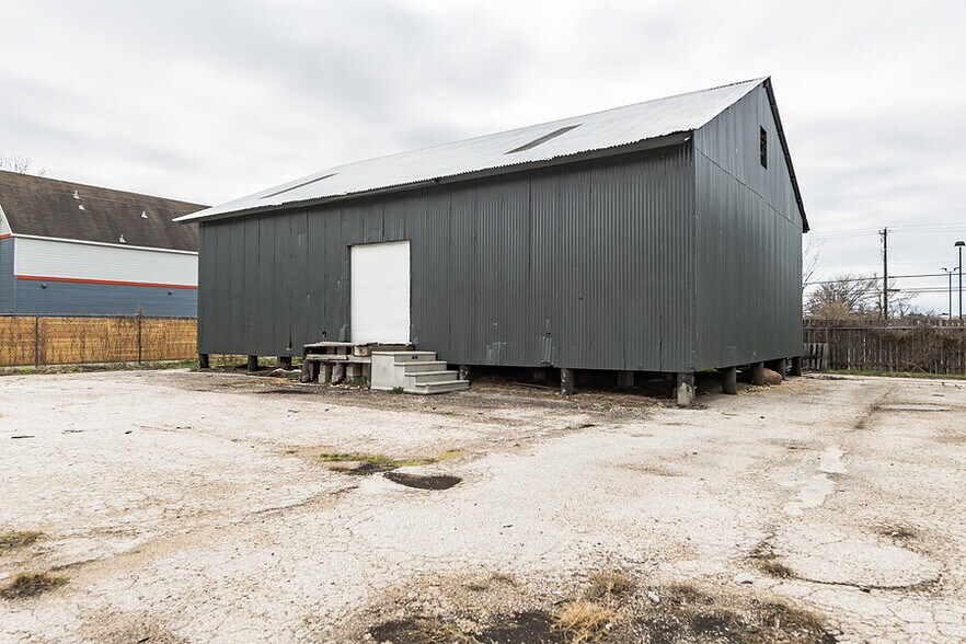 More Photos Of 704 W University Ave, Georgetown Light Distribution For Lease