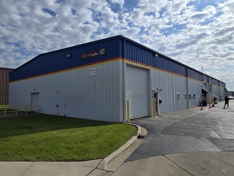 More Photos Of 440 Industrial Dr, Naperville Warehouse For Lease