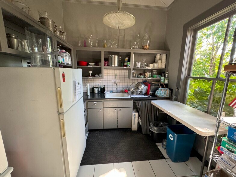 More Photos Of 22418 SW Pine St, Sherwood Freestanding For Lease