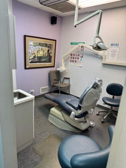 More Photos Of 17W620 14th St, Oakbrook Terrace General Retail For Sale