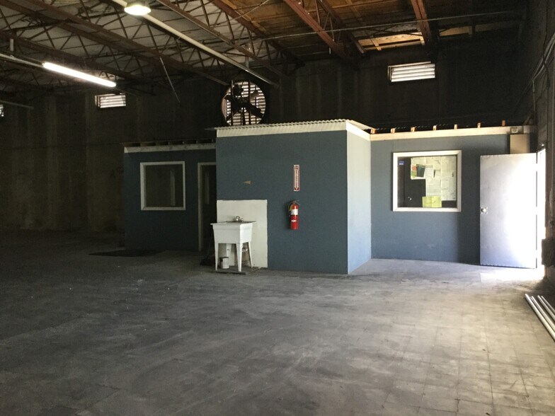 More Photos Of 678 Edgewood Ave N, Jacksonville Warehouse For Lease