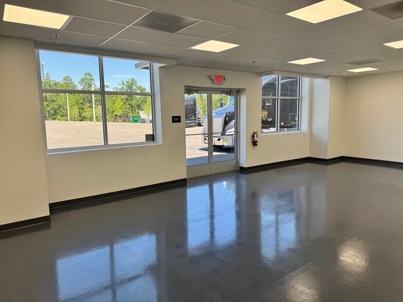 More Photos Of 7585 Sportsman Club Rd, Jacksonville Warehouse For Lease