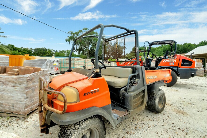 More Photos Of 8440 County Road 48, Yalaha Freestanding For Sale