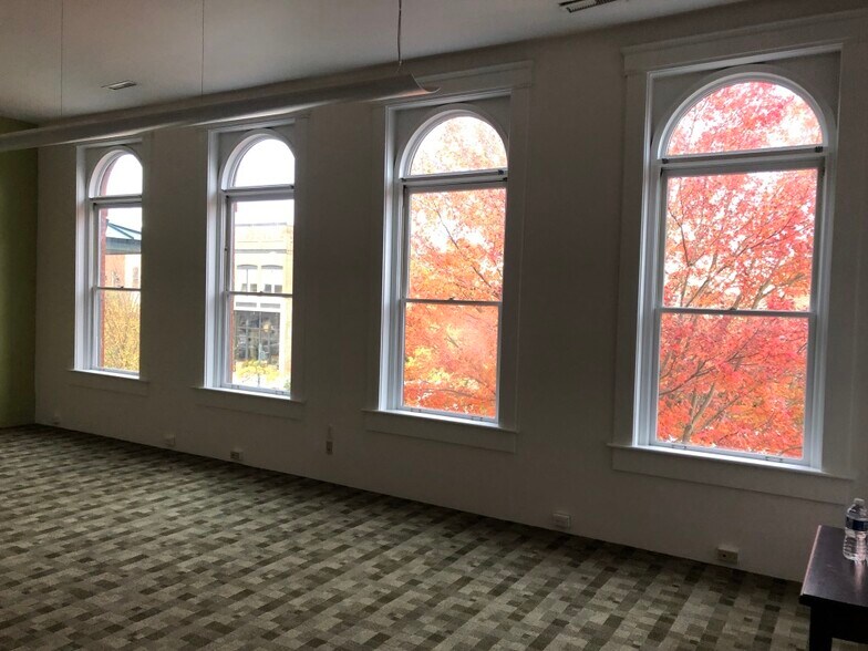 More Photos Of 109 S Main St, Hendersonville Storefront Retail Office For Lease