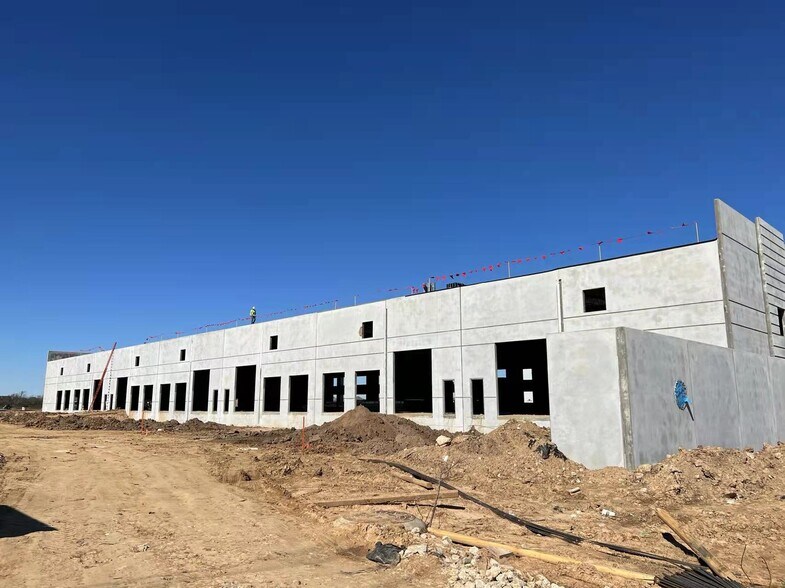 More Photos Of 4219 Clay Commerce Dr, Katy Warehouse For Lease