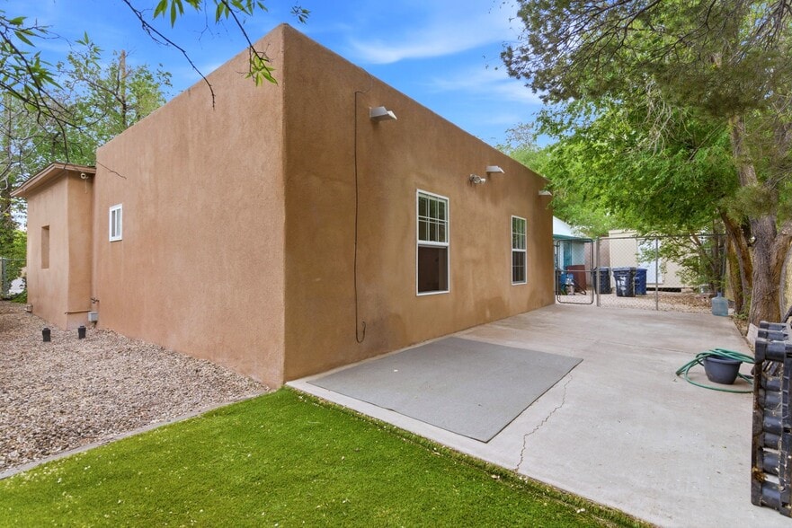 More Photos Of 615 Keleher Ave NW, Albuquerque Flex For Sale