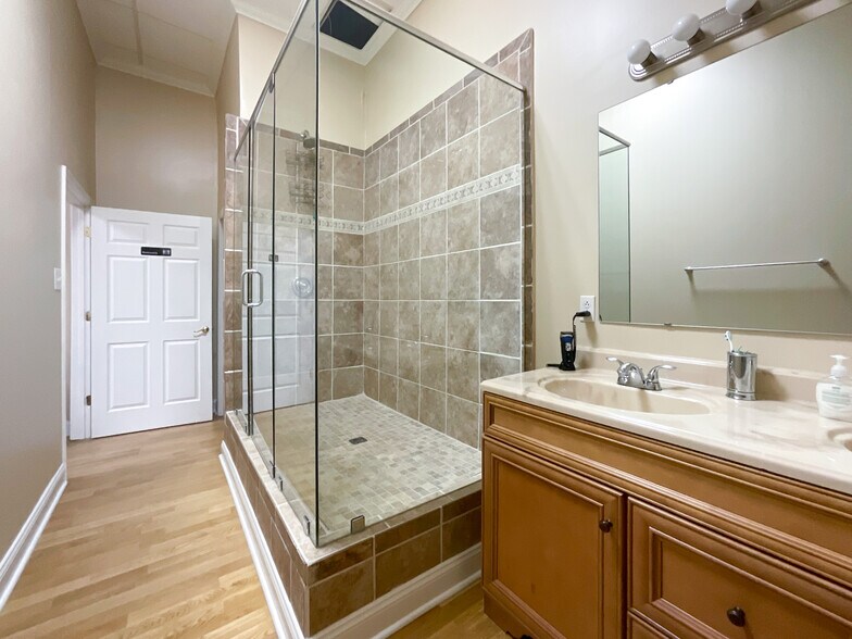 Primary Photo Of 3013 Bank St, Charlotte Showroom For Lease