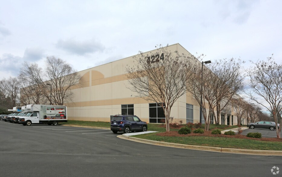 More Photos Of 4224 Tudor Ln, Greensboro Distribution For Lease