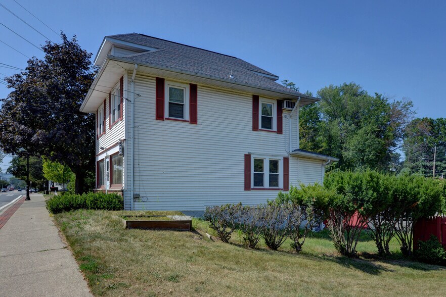 More Photos Of 120 Newark Pompton Tpke, Pequannock Storefront Retail Residential For Sale