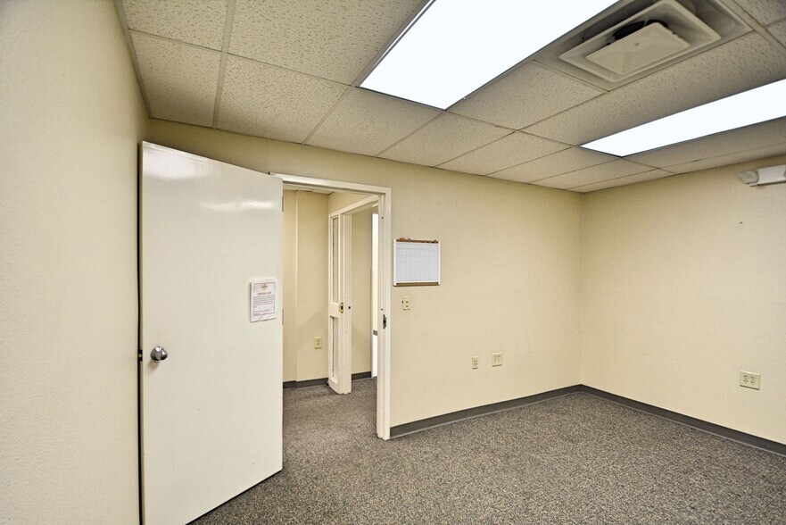 More Photos Of 109-111 N River St, Seguin Office For Sale