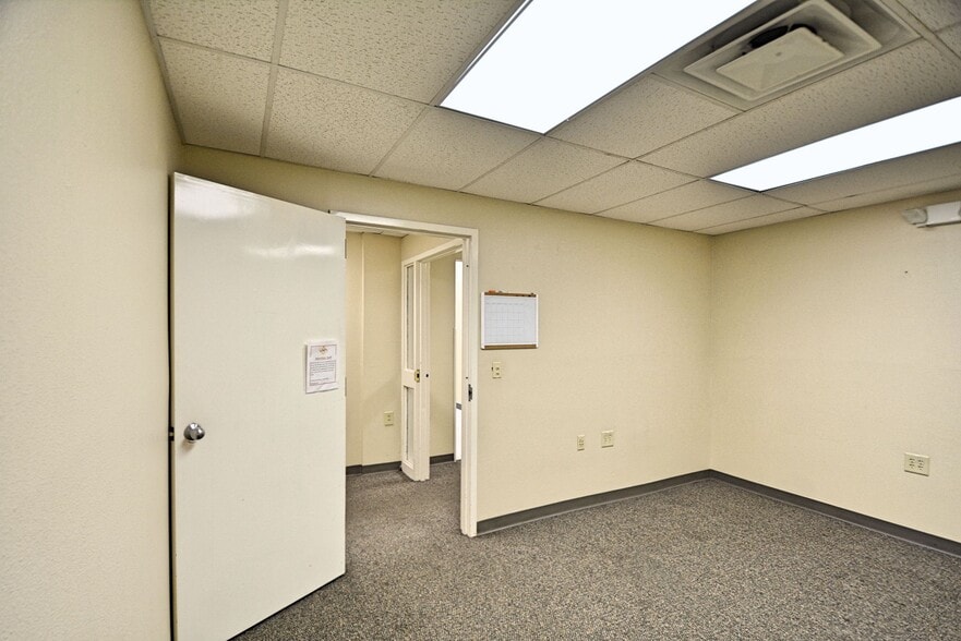 More Photos Of 109-111 N River St, Seguin Office For Lease