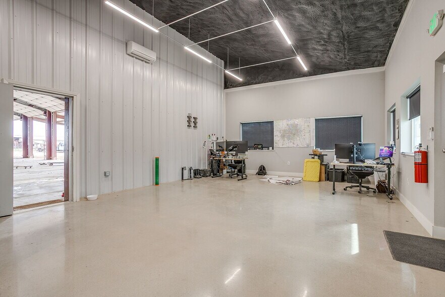 More Photos Of 1650 Staree Ln, Saginaw Flex For Lease