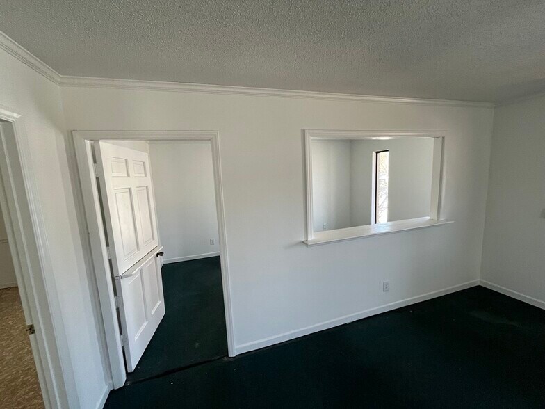 More Photos Of 914 White St E, Rock Hill Service For Lease