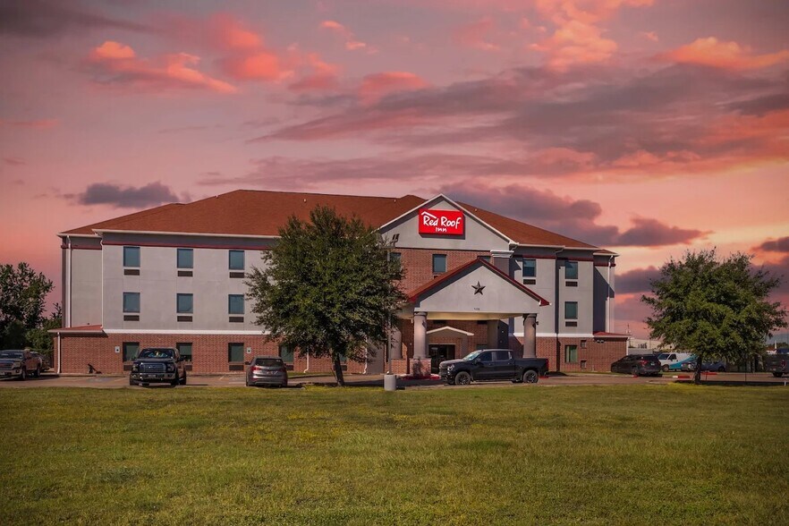 More Photos Of 702 Highway 146 S, La Porte Hotel For Sale
