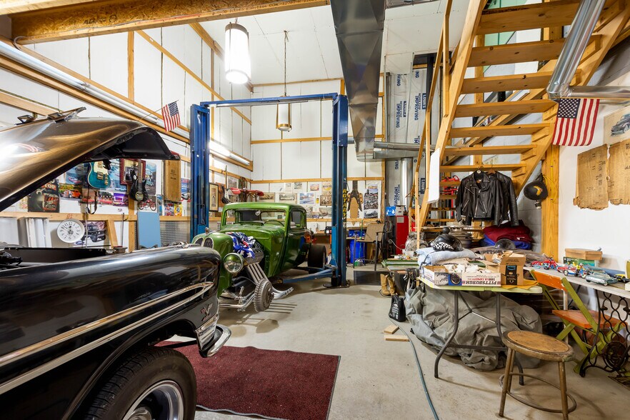 More Photos Of 1516 Pine Way, Coraopolis Showroom For Sale