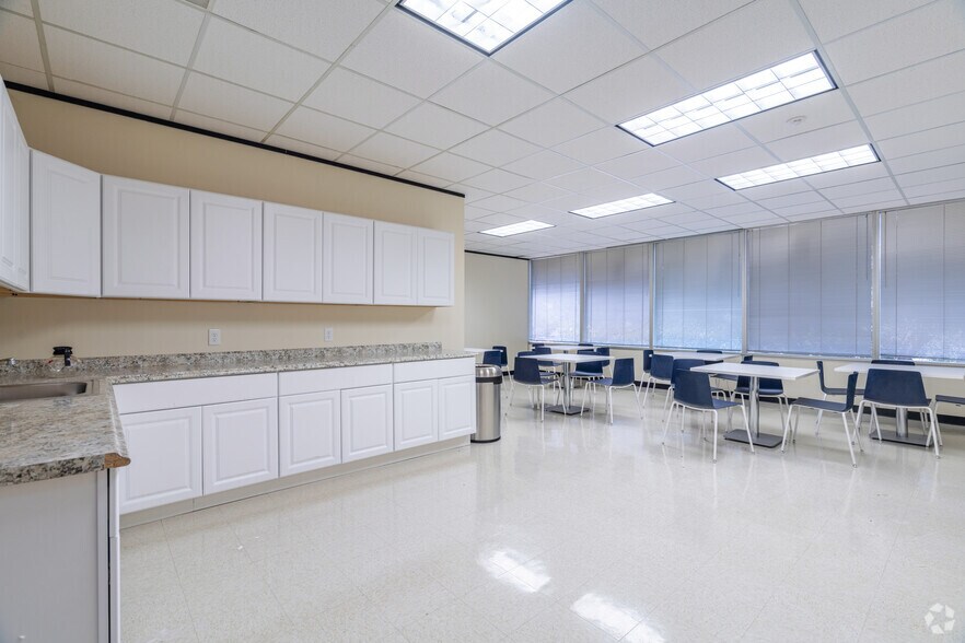 More Photos Of 397 N Sam Houston Pky E, Houston Office For Lease