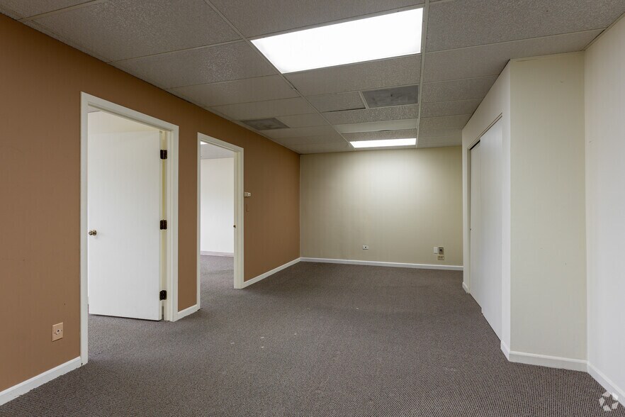 More Photos Of 101 N Virginia St, Crystal Lake Medical For Lease