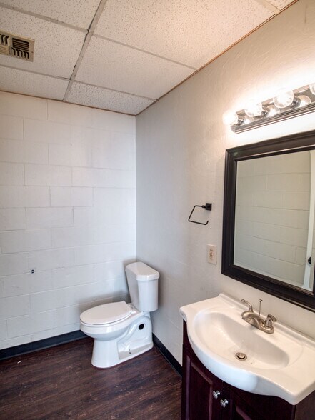 More Photos Of 2000 N MacArthur Blvd, Oklahoma City Storefront Retail Residential For Sale