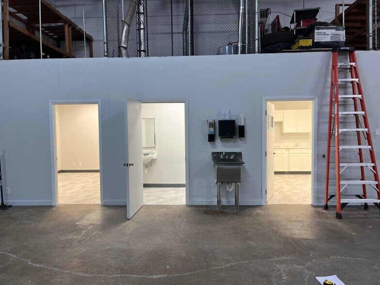 More Photos Of 1205-1421 Hill Ave, Mangonia Park Warehouse For Lease