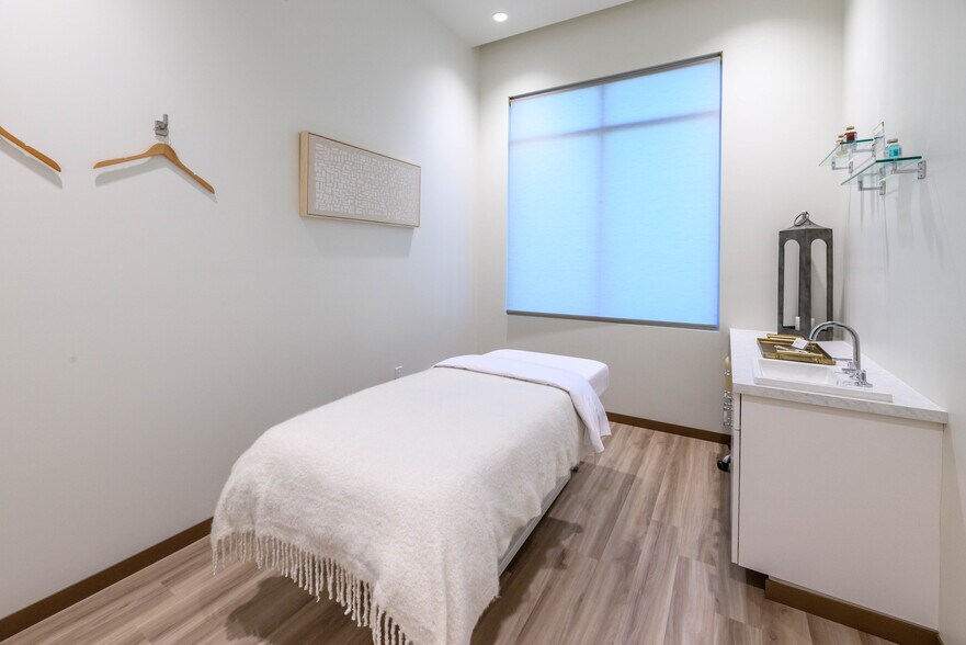 More Photos Of 5770 S Durango Dr, Las Vegas Medical For Sale